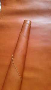 Peaux de buffle de qualité supérieure, sélectionnées pour leur durabilité et leur texture exquise. Parfaites pour la fabrication artisanale de cuir haut de gamme. - Product Image 2