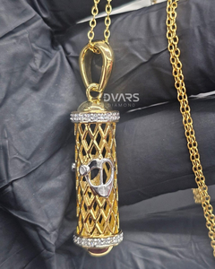 Pendentif Cylindrique en Argent Sterling 925 Plaqué Or Jaune 14K, Pendentif Souvenir d'Amour, Moissanite, Personnalisable, Vente en Gros - Product Image 5