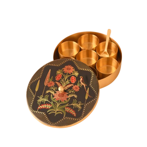 Caja de especias tradicional india hecha a mano de latón puro con 7 compartimentos y cuchara para almacenamiento en la cocina y decoración del hogar. - Product Image 2