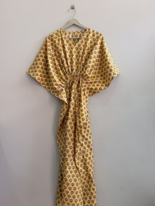 Vestido Kaftan de Algodón Indio Floral Minimalista y Transpirable: Estampado a Mano, Talla Única - Product Image 1