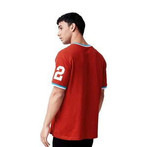 เสื้อยืดคอกลมแขนสั้นสีแดงสำหรับผู้ชาย ผ้าเจอร์ซีย์คอตตอน 100% พิมพ์ลายตามสั่ง ดีไซน์โอเวอร์ไซส์ ผ้าระบายอากาศได้ดี โลโก้ด้านหน้า สไตล์ลำลอง - Product Image 4