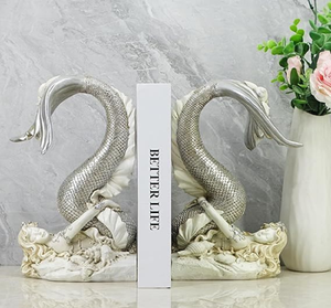 Grenouilles en bronze fantaisistes s'amusant dans des fauteuils en lisant des supports de livres, une touche ludique. Disponible aux prix de gros. - Product Image 4