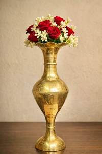 Vase à fleurs en laiton artisanal, urne en métal gravée Meenakari traditionnelle, décoration pour la maison et le bureau, grand vase de sol moderne, finition polie - Product Image 2