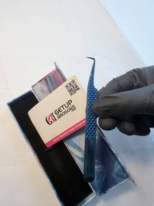 Pince à cils GETUP BROSONS IMPEX, manche plaqué plasma bleu, acier inoxydable, précision durable, pointe en fibre à 90 degrés, boîte - Product Image 6
