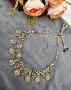 Ensemble de collier avec pierres précieuses rondes et en forme de poire, avec boucles d'oreilles et mangtika, bijoux de créateur, vêtements ethniques traditionnels, vente en gros - Product Image 2