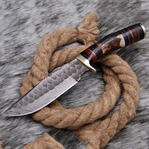 Cuchillo de caza/camping hecho a mano de acero de Damasco con punta recta, mango de cuerno y funda de cuero. OEM/ODM/OBM disponible. 8 pulgadas, 3 mm. - Product Image 1