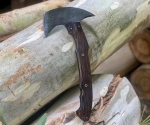 Hache artisanale en acier au carbone de qualité industrielle avec manche en bois et fourreau en cuir pour le camping en plein air - Product Image 2