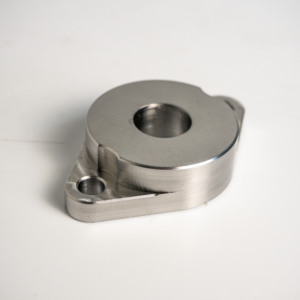 Rondelle en acier inoxydable usinée CNC sur mesure par AMT VINA, à deux trous, fabrication de précision pour le brochage industriel - Product Image 3