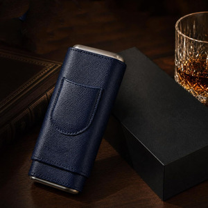 Estuche de viaje premium para cigarros de cuero con cortador integrado y construcción de lujo para un almacenamiento seguro. - Product Image 2