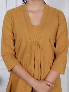 Blusa Elegante para Mujer, Color Amarillo Mostaza, con Cuello de Encaje, Estampado Floral, Corte Holgado, para Uso Diario, en Viscosa y Rayón - Product Image 3