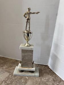 Trophée métallique gravé très demandé pour la reconnaissance des enseignants et les récompenses éducatives, disponible pour la vente en gros - Product Image 3