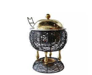 Plato de frotamiento dorado y negro de lujo con construcción de alta calidad, perfecto para agregar elegancia a las recepciones de hoteles y bodas - Product Image 6