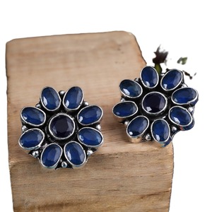 Pendientes de Plata Oxidada con Diseño Floral y Ónix |   Joyería Étnica Boho Hecha a Mano al por Mayor - Product Image 1