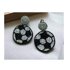 Joyería Artesanal Ligera con Cuentas Plateadas Tradicionales y Cuentas Rosas y Naranjas Bordadas, Recuerdo para Fiestas de MULTI CRAFT - Product Image 1