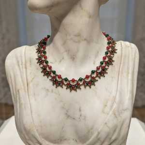 Elegante Conjunto de Collar y Pulsera con Cuentas Geométricas para Mujer, Joyería Hecha a Mano con Patrones Coloridos, Base Negra, por UO - Product Image 4