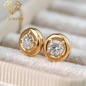 Boucles d'oreilles clous en or jaune 18 carats avec diamant de laboratoire rond serti clos, style bouton contemporain, fabricant de bijoux fins - Product Image 2