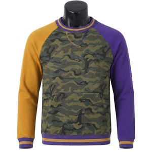 Sudadera de Hombre Fraternity Omega Psi con Bloques de Color Camuflaje, Cuello Redondo, Bolsillo Canguro y Logotipo Griego Bordado - Product Image 1