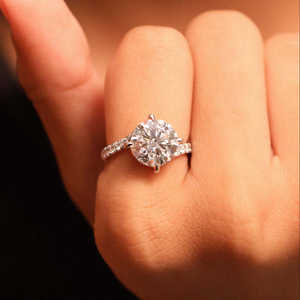 Bague solitaire en moissanite ronde de 2 carats, faite à la main, taille excellente VVS1, bande fine de 1,8 mm, or jaune 14 carats, bijoux fins - Product Image 1