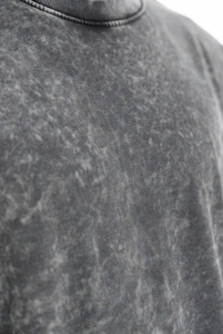 เสื้อยืดโอเวอร์ไซส์ทรงหลวมพิมพ์ลายกรดแบบดิสเทรส พร้อมปักชื่อและโลโก้ตามสั่ง แขนสั้น คอกลม ใส่ได้ทั้งชายและหญิง - Product Image 3