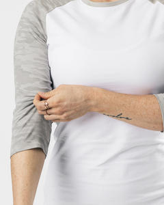 Camiseta de Mujer de Alta Calidad, 100% Algodón Peinado, Manga Tres Cuartos, Estilo Raglán, con Estampado Puff - Product Image 5