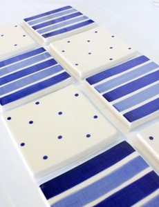 Ensemble de sous-verres en résine bleu et blanc, style côtier, faits à la main, modernes, écologiques, imperméables, à motif géométrique carré, avec support - Product Image 6