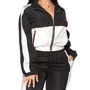 Ensemble de survêtement personnalisé pour femme : veste coupe-vent courte zippée et pantalon parachute color block noir et blanc, tenue streetwear deux pièces - Product Image 4