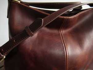 กระเป๋าโท้ทหนังแท้สีพื้นทำมือขนาดใหญ่สำหรับผู้หญิง ดีไซน์หูหิ้วพร้อมสายสะพายคู่แบบซิป - Product Image 6