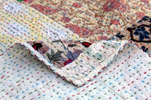 Couvre-lit indien beige vintage en patchwork Kantha, brodé à la main - Product Image 4