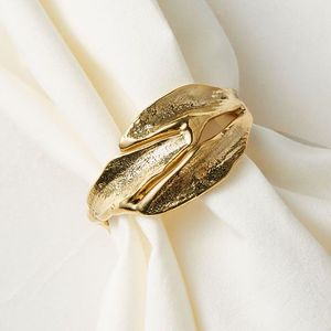 Anillo de servilleta de metal de estilo decorativo utilizado para realzar la presentación de la vajilla en la mesa de comedor. - Product Image 1