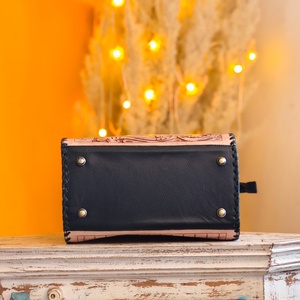 Bolso de Viaje Mini Speedy de Cuero Genuino con Patrón de Bandera Americana en Relieve, Diseño Floral Tallado y 2 Asas Dobles para Llevar - Product Image 3