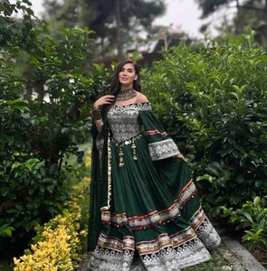 Ensemble de robe tribale vintage en mousseline de soie verte brodée, manches longues, détails argentés, style afghan, pour l'Aïd, à porter toute l'année - Product Image 1