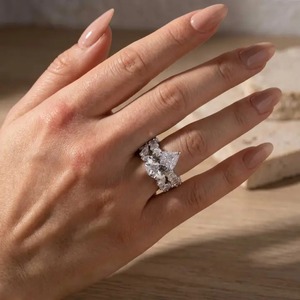Bague de fiançailles pour femme en argent 925 plaqué or blanc, design élégant, moissanite 5,0 carats, pierres latérales, coupe poire à 3 griffes, couleur D, pureté VVS - Product Image 1