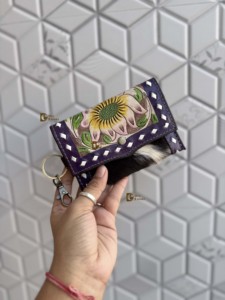Monedero de Cuero de Vaca con Pelo, Hecho a Mano, con Grabado Artesanal, Correa de Muñeca, Estilo Bohemio, Diseño Floral, Mini Cartera Unisex - Product Image 3