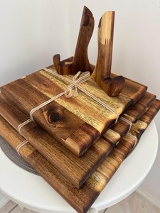 Planche à découper en bois rustique avec un design à bords lisses - Product Image 3