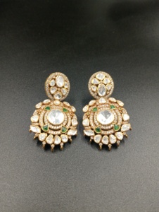 ต่างหูแบบติดหูทรงดอกไม้คลาสสิกจาก Amaira Jewels ดีไซน์หรูหรา ทำจากเงินแท้ ชุบทอง 22K ผลิตด้วยมือ สำหรับผู้หญิง สีเขียว เหมาะสำหรับงานแต่งงาน - Product Image 2