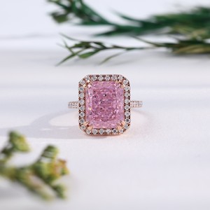 Anillo de compromiso, nupcial, de aniversario o de fiesta, con halo de diamantes de talla radiante en oro rosa vintage, diseño geométrico grande, ideal como regalo. - Product Image 2