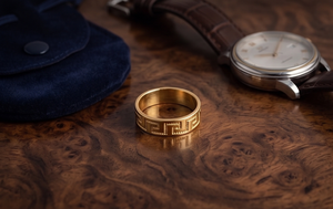 Anillo de banda con diseño de llave griega chapado en oro de 22 quilates clásico para hombre DIVYORO - Product Image 2