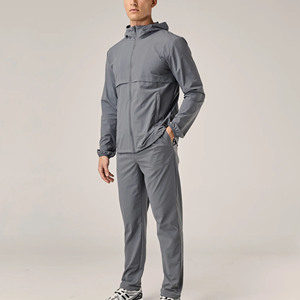Ensemble de survêtement coupe-vent à capuche pour homme, gris uni, coupe régulière, léger en polyester, idéal pour l'automne, avec poches latérales - Product Image 1