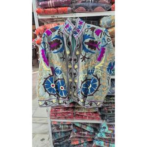Chaqueta de terciopelo Suzani Lavinas para festivales, hecha a mano, reversible, acolchada, transpirable, floral, estilo vintage bohemio, ropa exterior de invierno de Rajasthan - Product Image 4