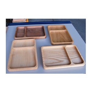 Accessoire de service en bois de qualité, offrant une composition stable, une finition élégante et un support efficace pour les repas. - Product Image 1