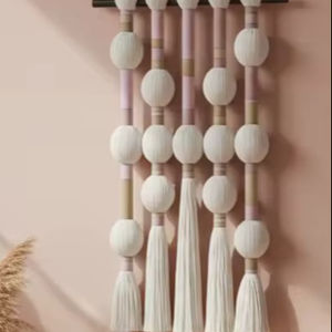 Tapisserie murale en macramé colorée avec symboles du zodiaque Pêcheurs et franges sphériques, pour une maison douillette - Product Image 1