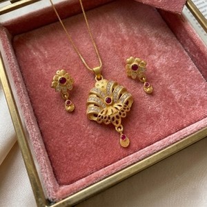 Ensemble de pendentif et de boucles d'oreilles plaqués or pour femmes |   Ensemble de bijoux à porter au quotidien avec un design floral traditionnel - Product Image 1