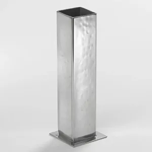Vase à fleurs en métal élégant, idéal pour les compositions florales tropicales, pour sublimer les entrées de complexes hôteliers haut de gamme et créer une ambiance de vacances. - Product Image 1