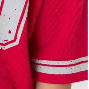 Conjunto Deportivo Personalizado de Dos Piezas Unisex, Camiseta y Pantalones Cortos, Cuello Redondo Holgado, Logotipo Tejido en la Parte Delantera, Ropa Urbana de Verano OEM - Product Image 4