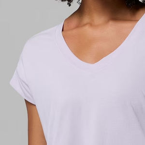 T-shirt basique élégant et minimaliste pour femme, coupe décontractée pour l'été et les activités de plein air, collection 2026, vêtement décontracté intemporel avec col en V pour un ajustement confortable - Product Image 3