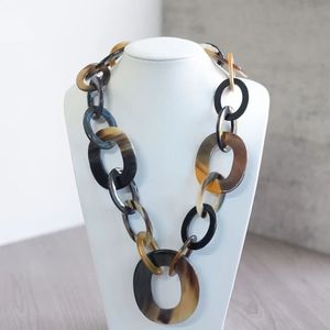 Collier chaîne en corne de buffle naturelle et biologique, poli, écologique, style animalier, design artistique à maillons, fait main, pièce maîtresse - Product Image 1