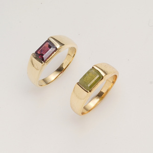Anillo de Sello con Granate Rojo Corte Esmeralda, Tono Dorado, Anillo de Declaración Audaz, Joyería de Diseño Minimalista Moderna Hecha a Mano, Joyería Unisex - Product Image 2