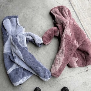 Sudadera con capucha para hombre de forro polar Sherpa esponjoso con cremallera completa, con diseño de bloques de color y patchwork, y parches de logotipo bordados personalizados, con diseño de máscara facial - Product Image 3