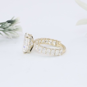Bague de fiançailles de luxe en or jaune, taille radiant, sertie de pierres de laboratoire, avec halo dissimulé et bande éternité radiant, bague solitaire de déclaration, haute joaillerie - Product Image 2