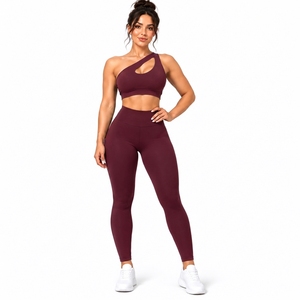 Ensemble de yoga 2 pièces pour femmes avec logo personnalisé : soutien-gorge halter et leggings – Tenue de sport, course et fitness - Product Image 1